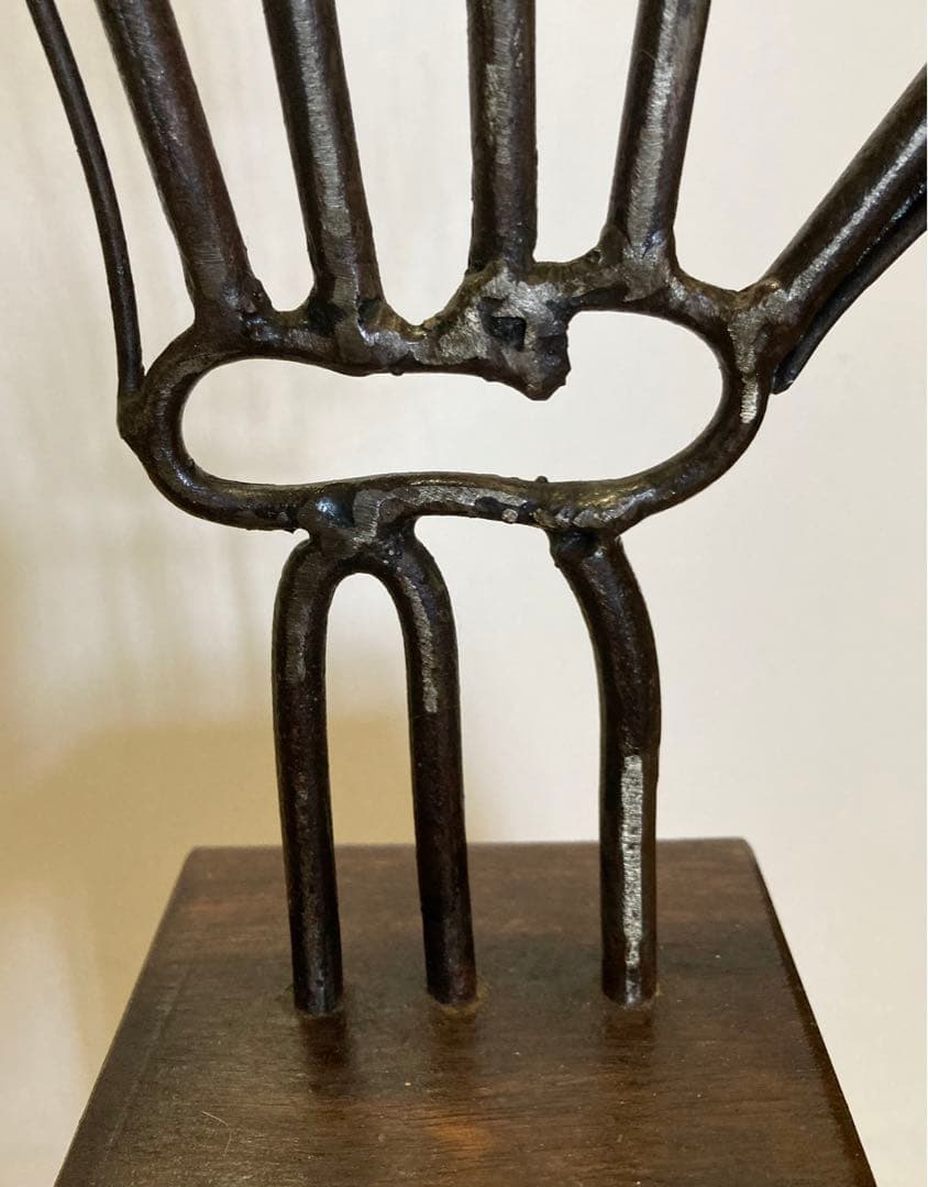 【彫刻】右手　金属製置物　木製台座　オブジェ　美術工芸品　モダンアート 手型