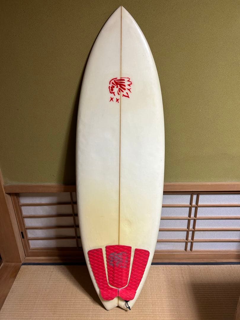 サーフボード 赤いインディアンロゴ クリーム色　5.6