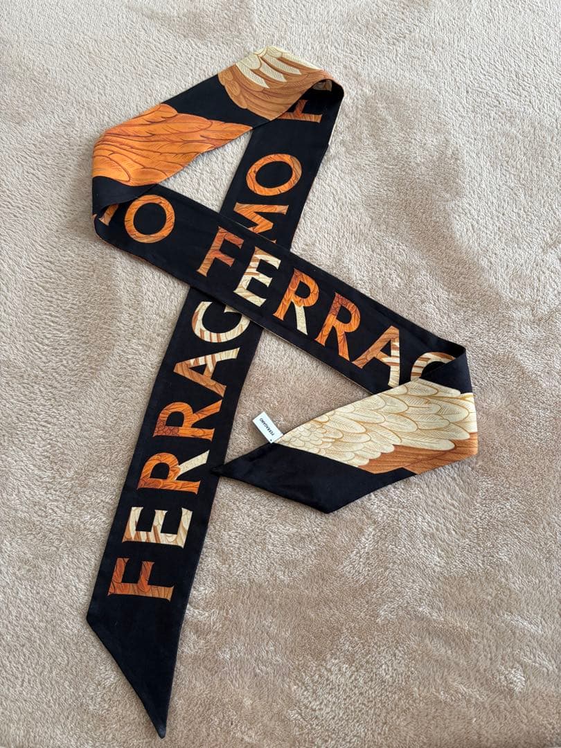 Ferragamo シルクスカーフ 羽根デザイン❣️12月大幅値下げ済み❣️