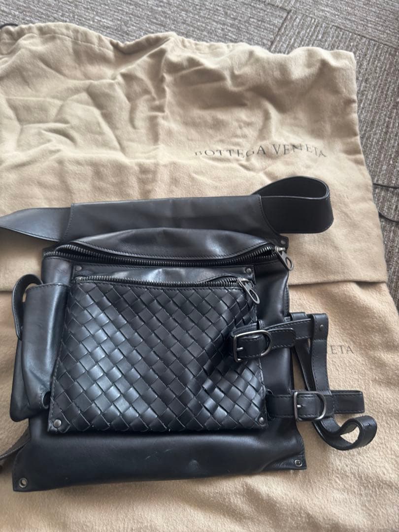 BOTTEGA VENETA ブラックレザーボディバッグ