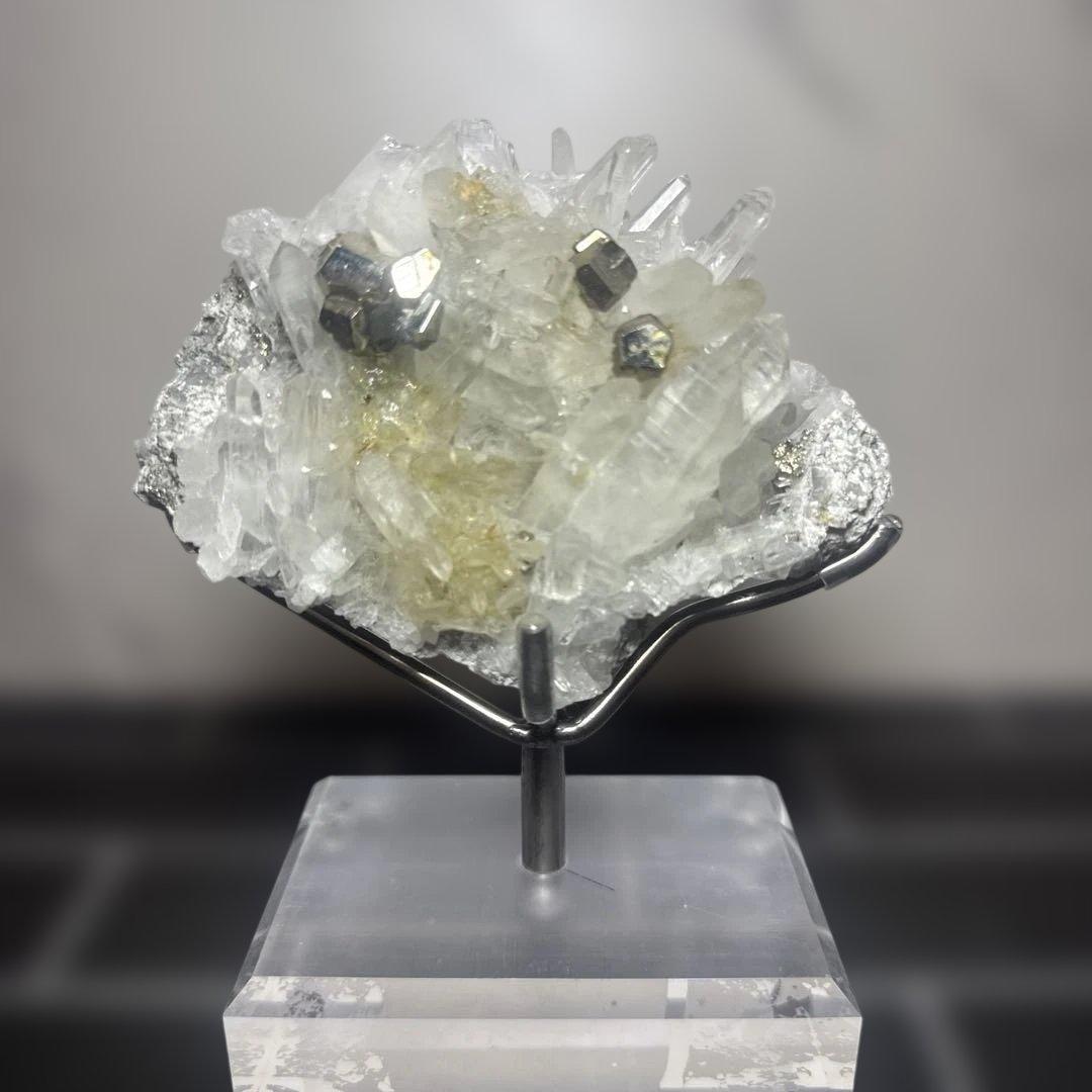 希少 ペルー産 パイライト共生 水晶クラスター 約568g